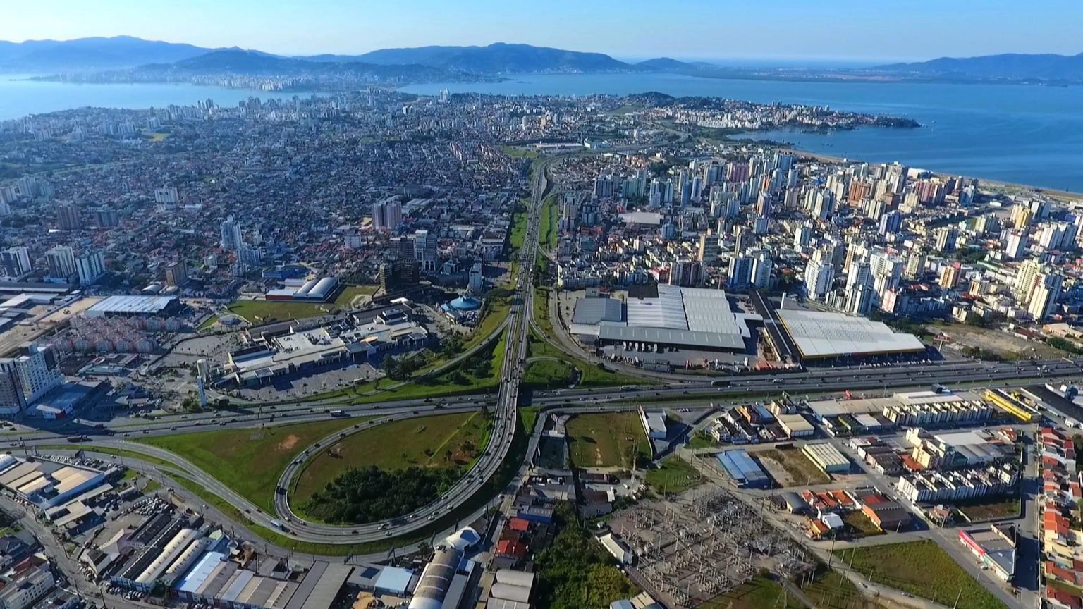 Vista aérea de São José, Santa Catarina, com a Baía Sul ao fundo